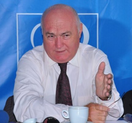 Deputatul de pe Colegiul 9 citează din Dinescu: 